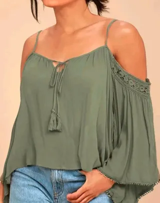 Camiseta hombros descubiertos verde