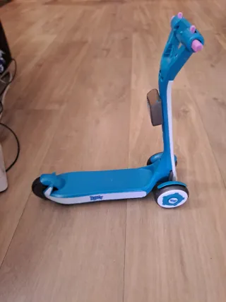 Nancy con patinete azul y blanco