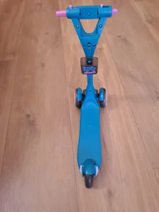 Nancy con patinete azul y blanco