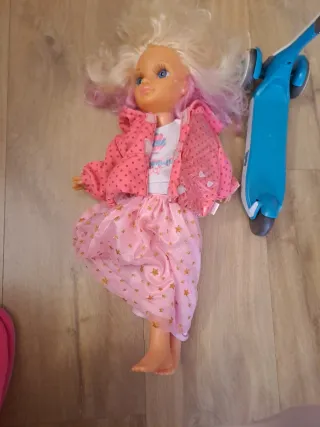 Nancy con patinete azul y blanco