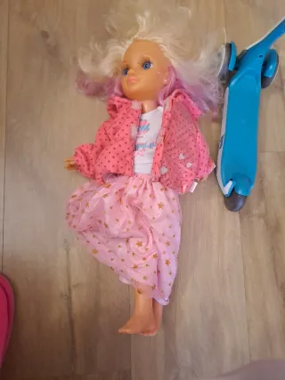 Nancy con patinete azul y blanco