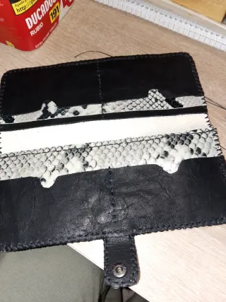 Conjunto Cartera, Llavero y Pendientes Piel