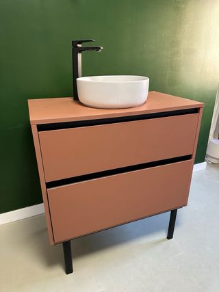 Mueble de baño con lavabo y grifo
