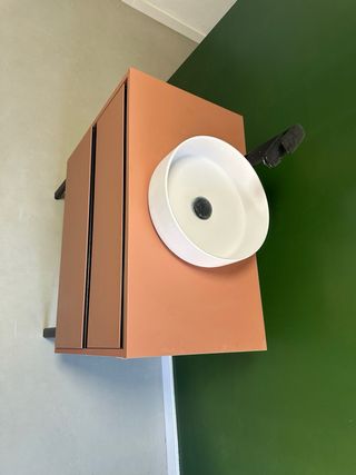 Mueble de baño con lavabo y grifo