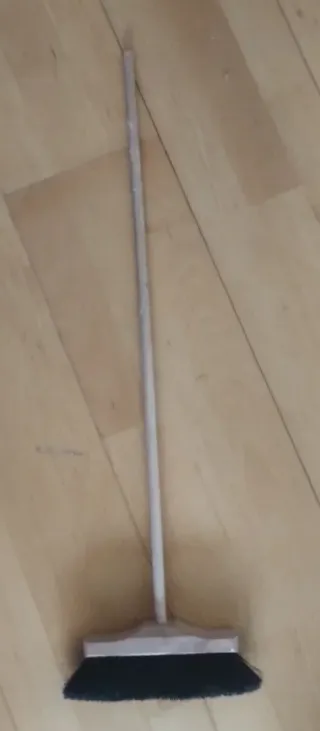 Escoba infantil de madera