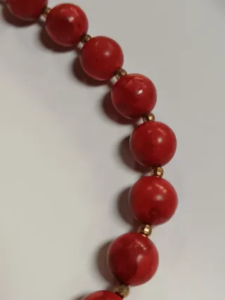 Collana d'epoca con perle rosse e chiusura dorata