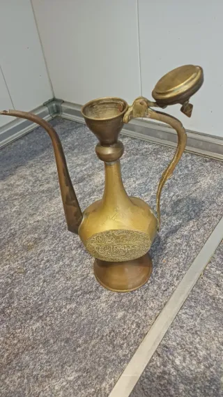 Aguamanil antiguo de metal