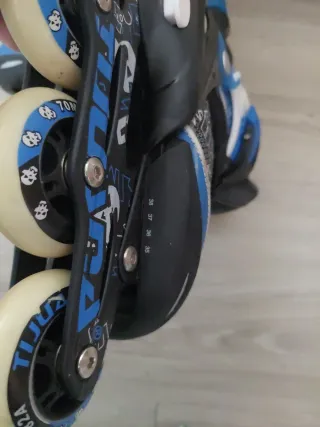 Patines en línea azules y blancos com calaveras