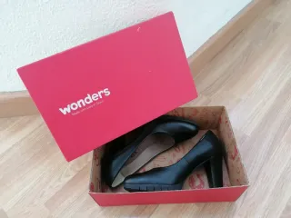 Zapatos de tacón Wonders negros.