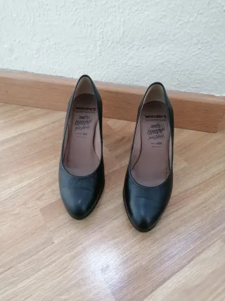 Zapatos de tacón Wonders negros.