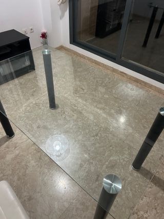 Mesa de cristal y metal