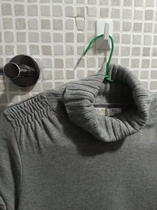Jersey ZARA gris cuello alto manga corta