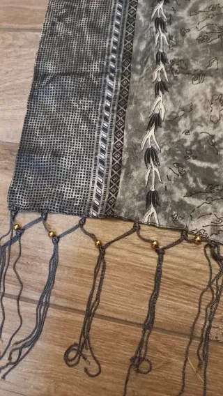 Sciarpone di seta grigio e bianco