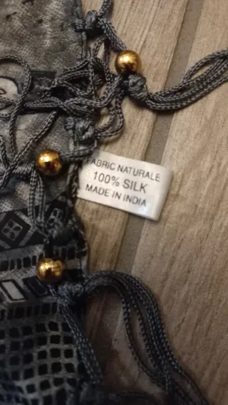 Sciarpone di seta grigio e bianco