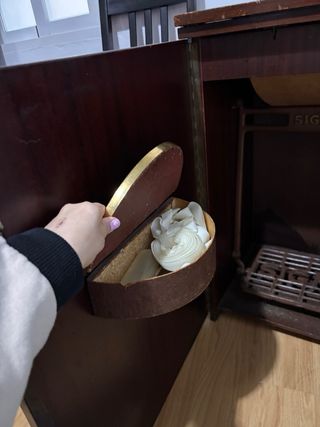 Máquina de coser SIGMA negra antigua