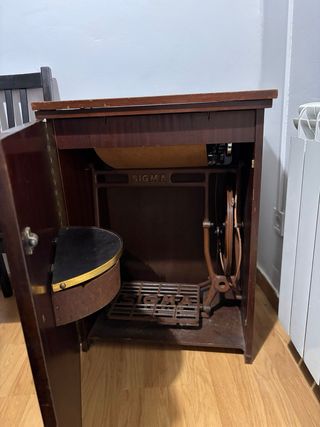Máquina de coser SIGMA negra antigua