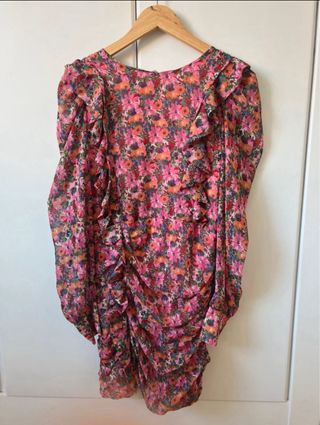 Vestido floral rosa con volantes