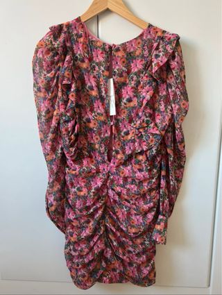 Vestido floral rosa con volantes