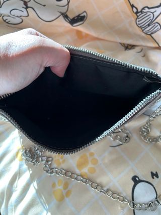 Mini bolso plateado con tachuelas