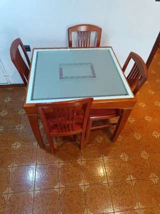 Mesa de comedor con 4 sillas