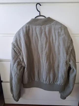 Chaqueta Kiabi verde militar acolchada