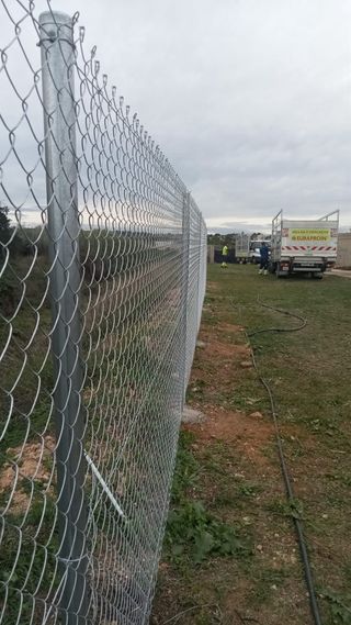 Cerramiento metálico de malla galvanizada