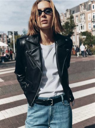 Cazadora efecto piel negra Zara