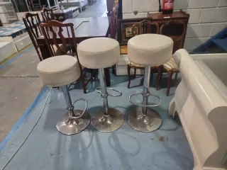 Taburetes de Bar Beige y Plateados