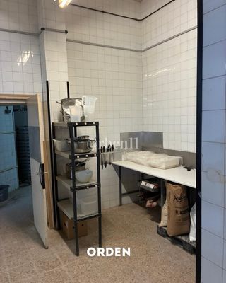 Obrador de panaderia con despacho y salida de humo