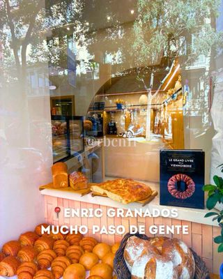 Obrador de panaderia con despacho y salida de humo