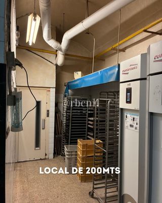 Obrador de panaderia con despacho y salida de humo