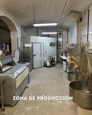 Obrador de panaderia con despacho y salida de humo