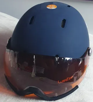 Casco de nieve azul con visera