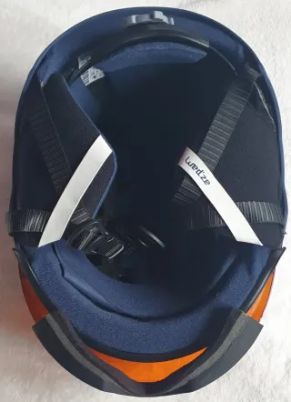 Casco de nieve azul con visera