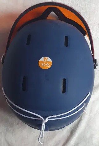 Casco de nieve azul con visera