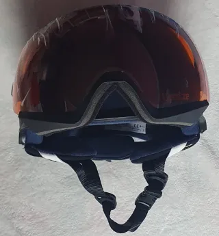 Casco de nieve azul con visera