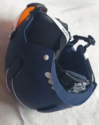 Casco de nieve azul con visera