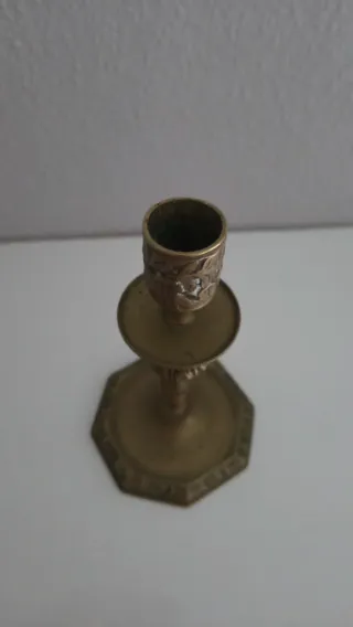 Se vende en buen estado. Candelabro de metal dorad