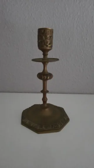 Se vende en buen estado. Candelabro de metal dorad
