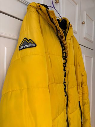 Chaqueta de esquí amarilla y negra