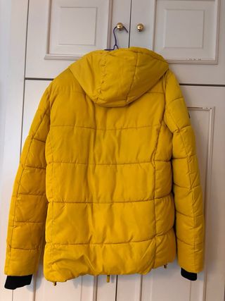 Chaqueta de esquí amarilla y negra