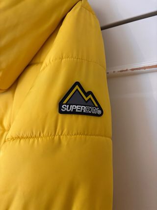 Chaqueta de esquí amarilla y negra