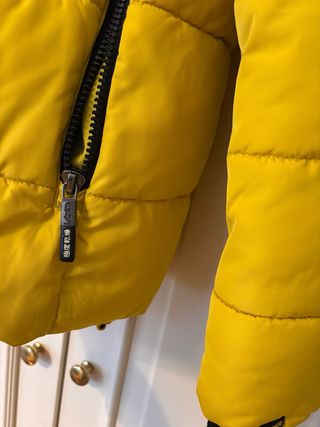 Chaqueta de esquí amarilla y negra