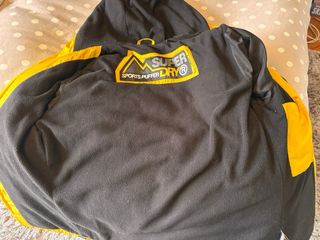 Chaqueta de esquí amarilla y negra