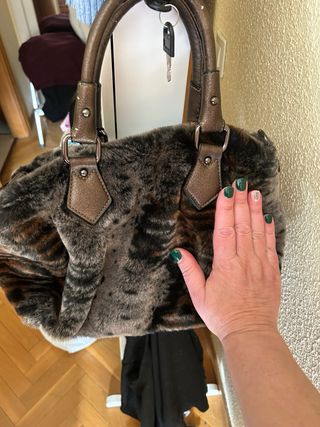 Bolso pelo marrón y multicolor