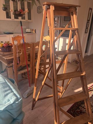 Escalera de madera haya medida de 1’ 80 de alto