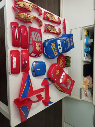 2 Coches Rayo McQueen con accesorios.