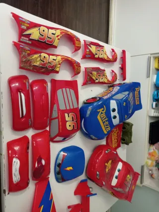 2 Coches Rayo McQueen con accesorios.