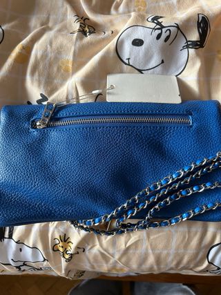 Bolso azul con cadena