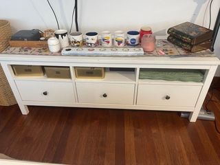 Mueble blanco y madera